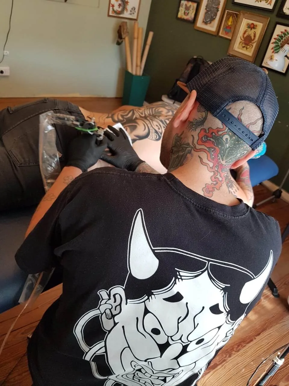 Diego Oliva tatuando en Moraira, Costa Blanca